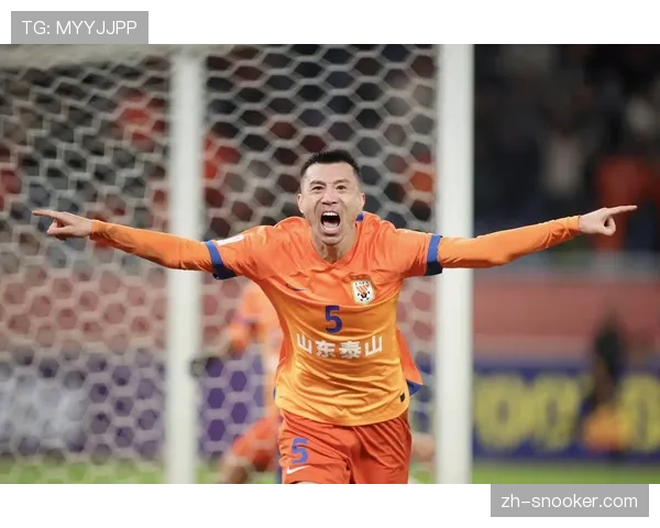 【2026年4月中超联赛·人物·特写特写：谢场时，泰山队老将郑铮将球衣赠予远征小球迷